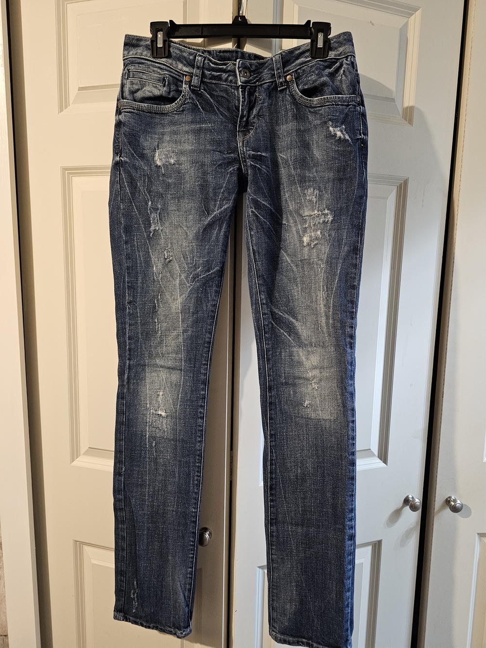 Women’s Straight-Leg Distressed Jeans in Blue